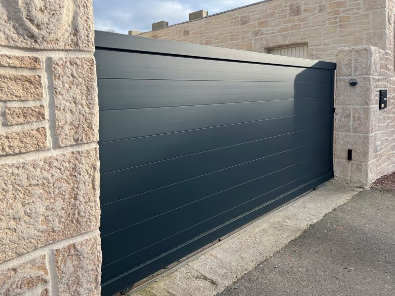 modern-metal-fence-wheels-fencing-yard-area Large
